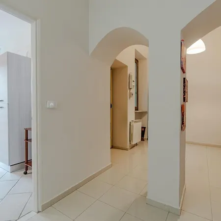 Guesthost - Dante Subway Apartment *